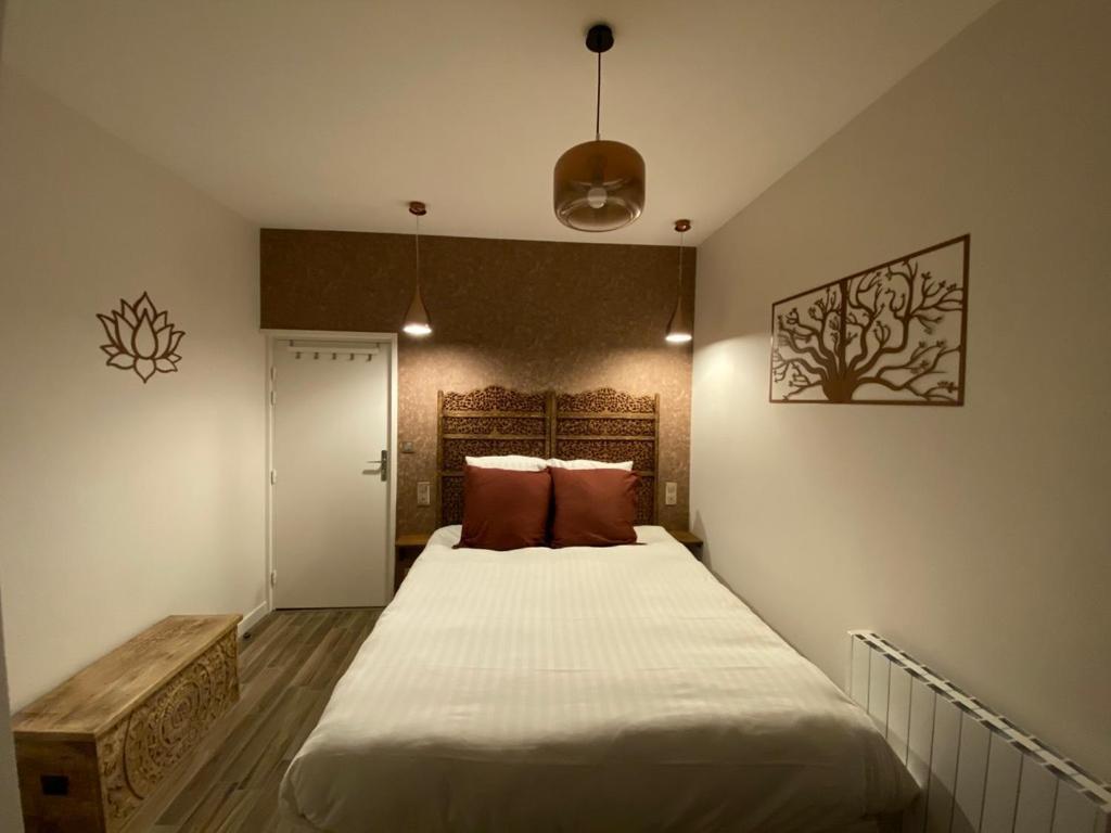 Hotel La Bonne Hotesse Chambon-sur-Lac Room photo