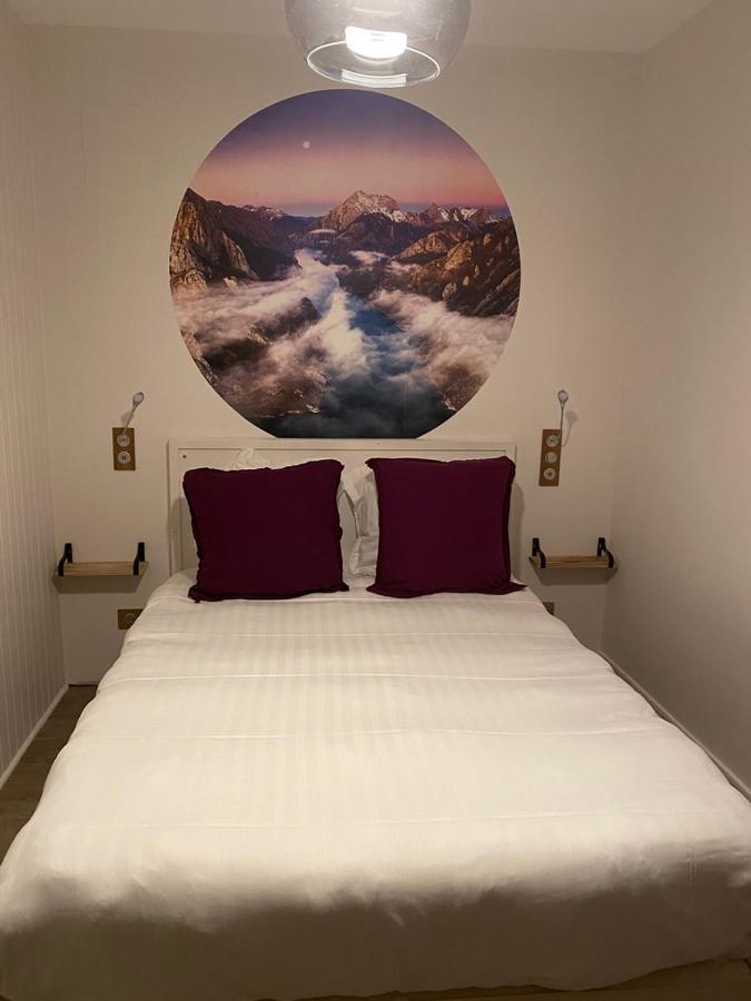 Hotel La Bonne Hotesse Chambon-sur-Lac Room photo